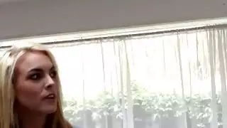 بدء سمسار عقارات حريصة جدا على جعل بيع المنزل