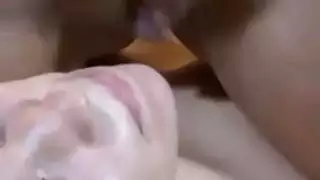 التدفق على وجهها الحلو أمام كام