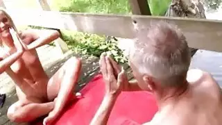 لكن لدهشته ، فإن جمهوره أخذ منه تمامًا ...