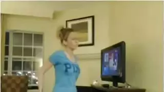 شقراء ناضجة الشباب على كاميرا ويب