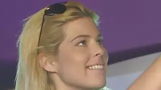 كان ريكي قرنية بالإصبع لها كس ضيق في سن المراهقة