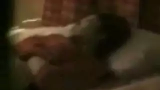امرأة سمراء سيئة استمنى والمربى لها الثدي في الفندق