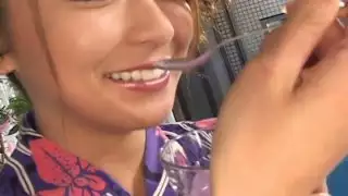 الغيشا الساخنة والمثيرة رونا ميكامي تداعب نفسها بهزاز البيض