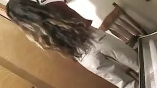 لطيف صغيرتي في سن المراهقة أليشا يستمني بينما في دباغة سرير على كاميرا خفية.