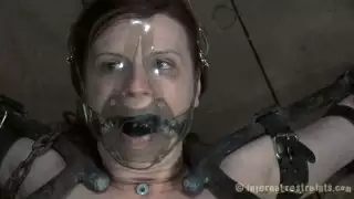 أفلام كلير آدمز في فيديو BDSM المتشددين تظهر قدراتها على اتخاذ إجراءات قاسية على جسدها