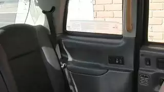 فاتنة الأسبانية لا الشرج في سيارة أجرة وهمية البريطانية