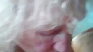 الجدة يعطي اللسان رهيبة