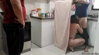 أنا يمارس الجنس مع زوجة أبي بينما والدي يصلح المطبخ