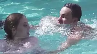 الساخنة فرنك غيني جوجو قبلة ثمل من جانب poolside