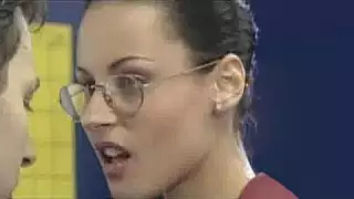 سكرتيرة جميلة تقوم بعملها