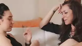 مفاجأة الديك الأسود الكبير لابنته