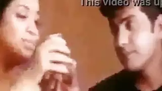 حصل الرجل على فرصة الحظ للنوم مع أصدقائه أمي - Hotmoza.com