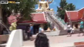 بيلا مثير في الهواء الطلق المحبة لأنها تشعر نسيم على جسدها مثير