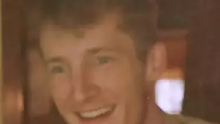 رجل قوي الملاعين الشباب هولي هندريكس وينقسم بوسها في سن المراهقة نصف