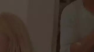 خبطت أميرة شقراء في العشب