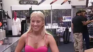 امرأة شقراء مفلس يحصل بوسها فاجأ من قبل بيدق الرجل