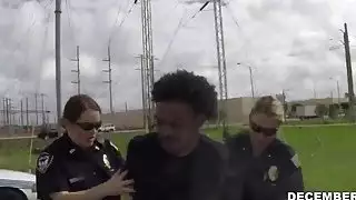 الشرطة النسائية لا يمكن أن تقاوم أسلوب هزلي من اللحوم السوداء الضخمة