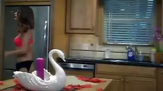 في سن المراهقة وقحة اليشم Jantzen مارس الجنس في المطبخ من قبل اللص الذي يكسر منزلها