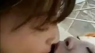 تلميذات يابانيه التقبيل