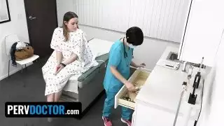 تقدم في سن المراهقة الساخنة العضو التناسلي النسوي لها إلى طبيب قرنية في مقابل بعض الوصفات الطبية