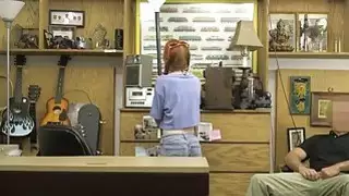 نحيف أحمر الشعر فتاة يحصل على twat ثمل بواسطة pawnshop مالك