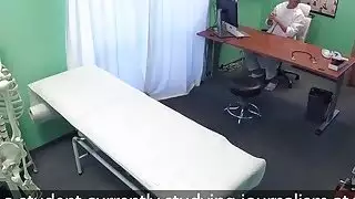 طبيب مزيف يداعب الطالب الصحفي
