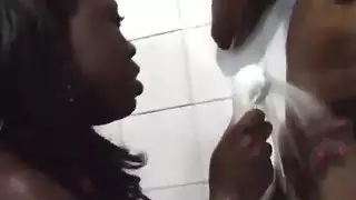 مفلس الأفريقية مثليه إيفون مص الصعب سيمون حلمات كبيرة الثابت في غرفة الاستحمام