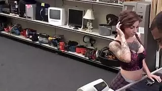 باعت شركة Desperate Tattoo Artist بوسها لإنقاذ متجرها الخاص