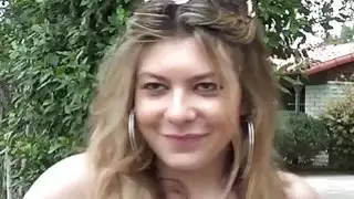 لا يمانع غال المشاغب إظهار البطيخ لها