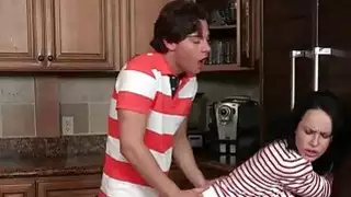 أمي ضجيج المشجع الجميل في الثلاثي