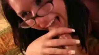 اتينا مع نظارات وايلد بلو