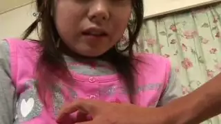 محبوب اليابانية في سن المراهقة كوزو ماتسوشيما يحصل لها كس السكتات الدماغية من خلال سراويل