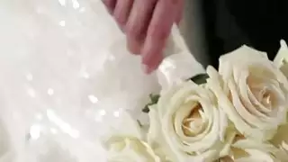 يستخدم مينكا لذيذ فمها على الديك