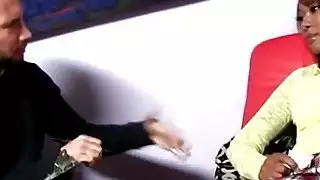 Kymora لي يذهب للعلاج وينتهي بالفم
