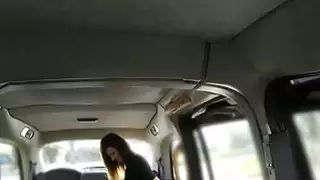 راكب جميل حلله سائق مقرف في السيارة