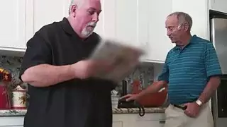 وقت تعبئة الشاي فرانكي مع اريا روز على الأريكة