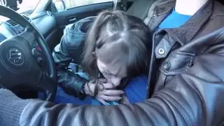 سترة جلدية في السيارة