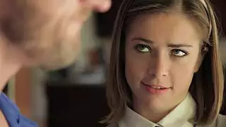 تلميذة على ركبتيها