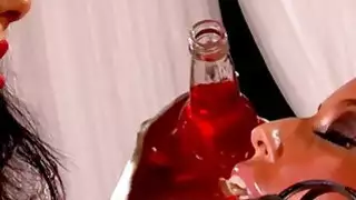 الفتيات قرنية في المطر