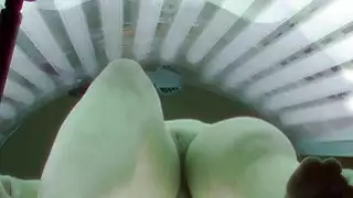 جميلة في سن المراهقة كس تجسست في الاستلقاء تحت أشعة الشمس