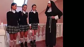 ثلاث طالبات و راهبة