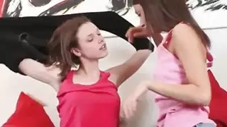 اثنين من lezzies لا يصدق مع لعبة