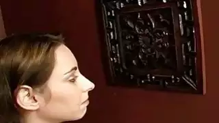 امرأة سمراء خجولة زيارة حفرة المجد وتمتص الديك