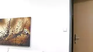 امرأة سمراء الانفجارات وكيل بعد جلسة تصوير