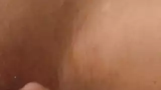 بالإصبع من قبل صديقي