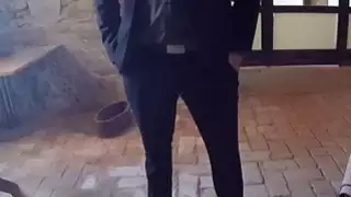 المرأة العربية تعطي اللسان لمالك الفندق