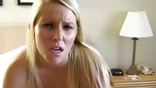 كتكوت يتلقى jizz الرطب بعد حفر doggystyle