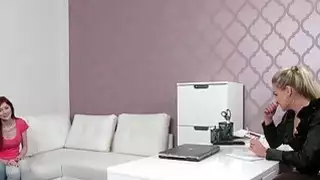 يساعد وكيل الإناث زوجين في الثلاثي