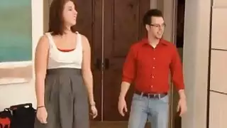 زوجة مقلاع سابرينا تمتص دسار قضيب جلدي أمام الزوج أنتوني
