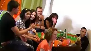 امرأة سمراء الساخنة ركوب الديك لحمي في حالة سكر